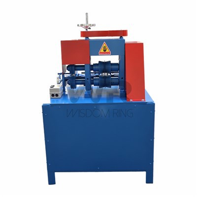 Machine à dénuder les câbles coaxiaux